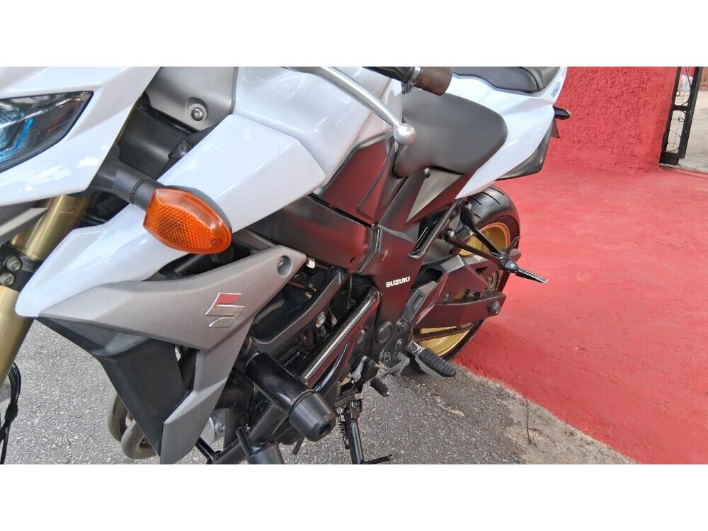 Suzuki GSR 750